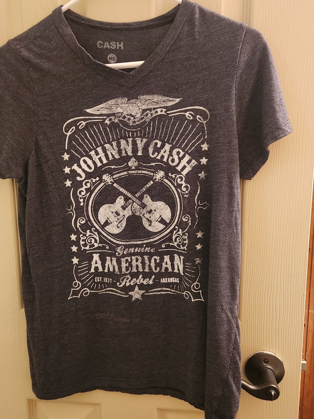 Unisex JOHNNY CASH American Rebel V-Neck T-Shirt guitars Sz M